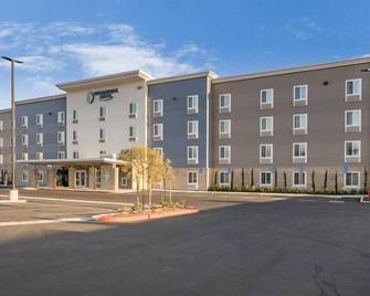 Relax and Unwind in Bellflower! 2 Modern Units, Full Kitchen, Pet-friendly! - Bellflower - Gebouw