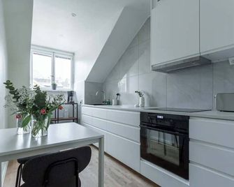 Bright 1BR Apartment with Balcony 20min to City - Estocolmo - Cocina