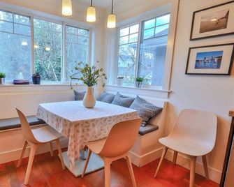 Azure | Commercial Dr | w/ Yard, Parking, Walkable - Vancouver - Comedor