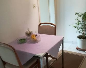 Apartment In The Heart Of Mannheim, Very Centrally Located - Mannheim - Dining room