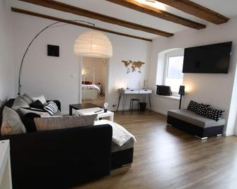 Charmante Ferienwohnung mit Kamin in Zarchlin - Karow - Wohnzimmer