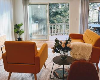 Contemporary House with Ocean View Decks - Shelter Cove - Living room
