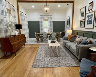 Remodeled historic cottage, 2-min walk to downtown. - Hico - Sala de estar