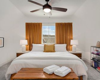 Solitude Retreat-3 mi to U of A-Hot Tub - Fayetteville - Bedroom