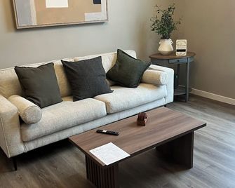 3-bedroom house in charming Kearney with AC, WiFi. Relax and unwind! - Kearney - Living room