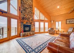 A True Montana Cabin with Sweeping Views of the Mountains and the Madison River. - Cameron - Living room