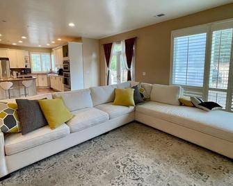 Mediterranean Villa on Large Acreage - San Marcos - Living room