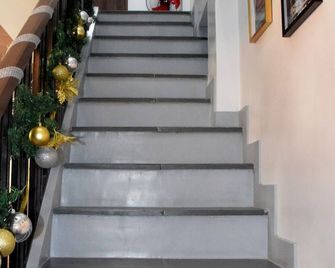 Cassa De Yorme, Charming 2-bedroom house in enjoyable Balayan with AC - Balayan - Stairs