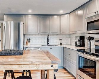 Group Mountain Escape, Pool, Hot Tub, and Views - Canmore - Kitchen