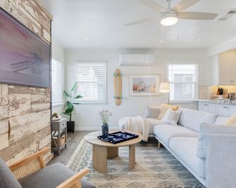 Surfrider I by AvantStay Walk to the Beach Patio - 新港灘 - 客廳