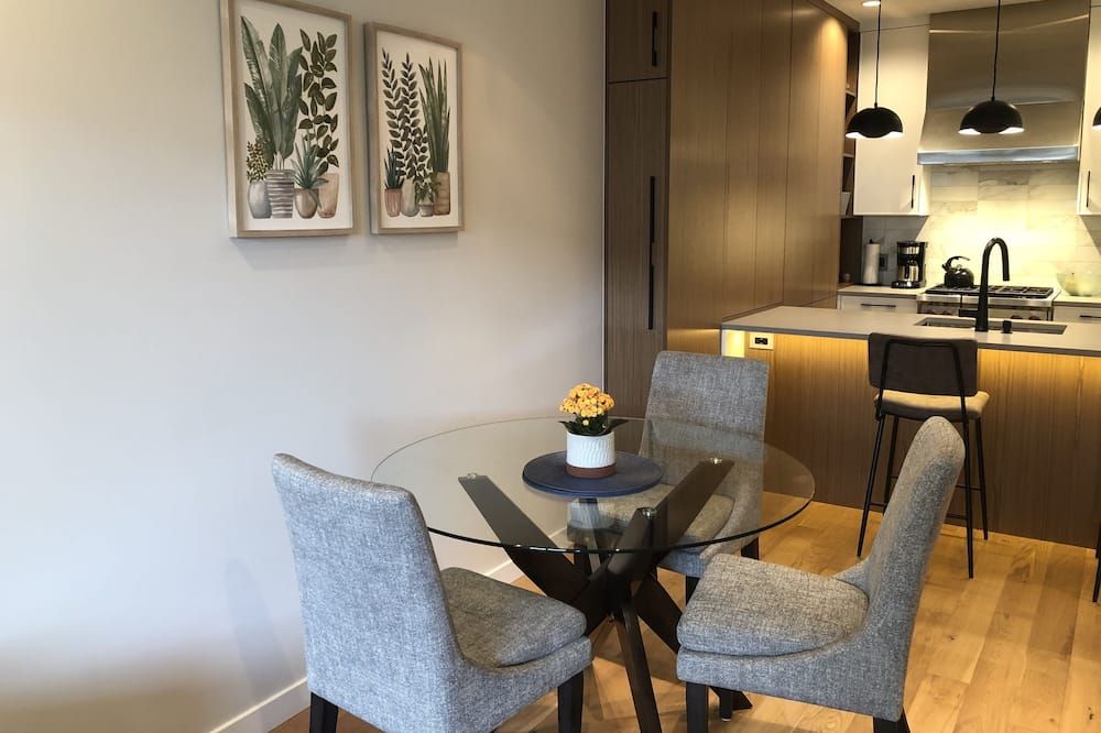 Luxury Condo - Easy Walk to Downtown, Ocean & Attractions - ויקטוריה - חדר אוכל