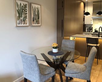 Luxury Condo - Easy Walk to Downtown, Ocean & Attractions - ויקטוריה - חדר אוכל