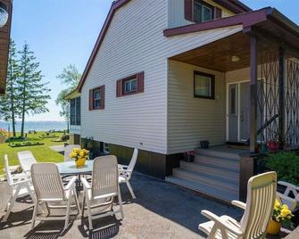 Weller's Cove Waterfront Cottage - Brighton - Patio
