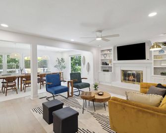 Charming 4-bedroom house in fabulous Duluth! - Duluth - Living room