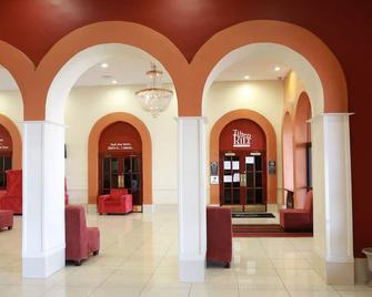 Ramada by Wyndham Fresno North - פרסנו - לובי