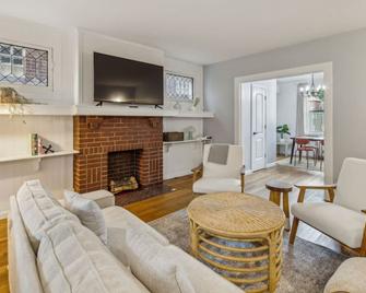 Beautiful home in Forest Hills - Pittsburgh - Living room