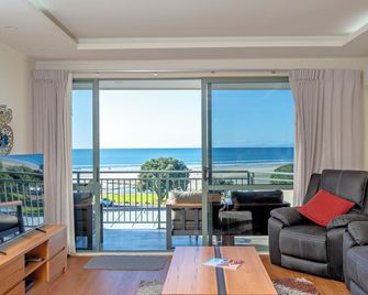 Beachpoint Apartments - Whakatane - Living room
