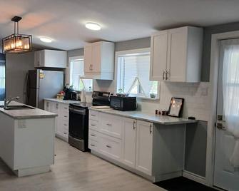 Sweet Central Stay in Elliot Lake - Elliot Lake - Cocina