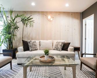 Studio City 2bed Aprtment - Burbank - Living room