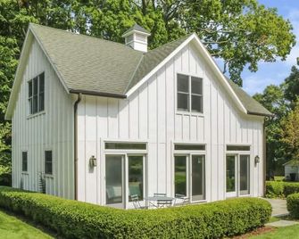 Downtown Douglas Coach House - Douglas - Building