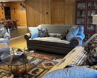 Family and Pet friendly, Lodge is 20 mins From Penn State, State College PA - Philipsburg - Living room