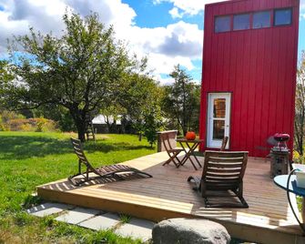 Bright Tiny House for an Unforgettable Glamping Getaway near Belleville, Ontario - Roseneath - Patio
