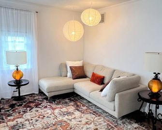 Uptown Getaway, walkable to amenities, restaurants, bars, & farmers market - Kingston - Soggiorno