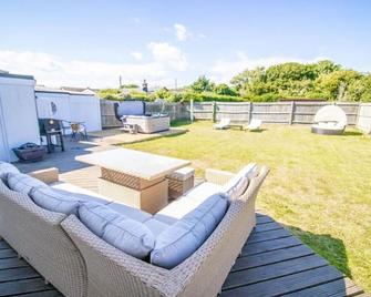 Bancroft - Camber Sands, East Sussex - Hot tub, parking for 6 cars, dog friendly - Camber - Patio