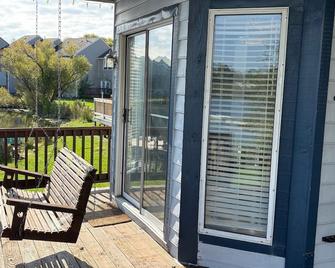 Luxury Lakefront 3-bedroom 3.5-bath Townhome with WiFi in Hampton - Hampton - Balcony