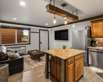 Little Tuckaway - West Yellowstone - Salon