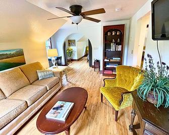 Rock Garden Rental | 3 Beds, comfortable and clean - Phillips - Living room