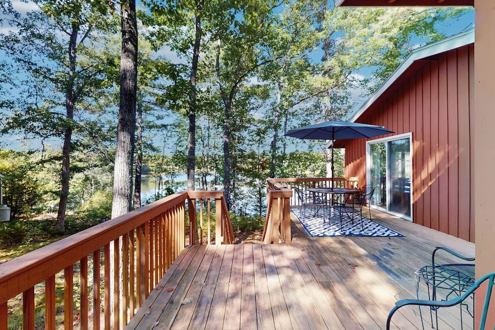 Lakefront home with seasonal dock & deck - close to trails & ocean beaches - Sanford - Balcón