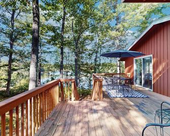 Lakefront home with seasonal dock & deck - close to trails & ocean beaches - Sanford - Balcón