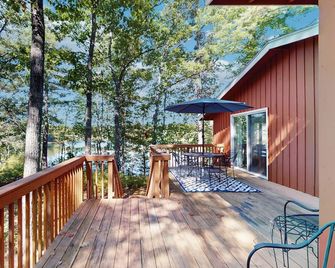Lakefront home with seasonal dock & deck - close to trails & ocean beaches - Sanford - Balcón