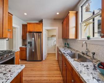 Tastefully remodeled ocean-view flat - San Francisco - Kitchen