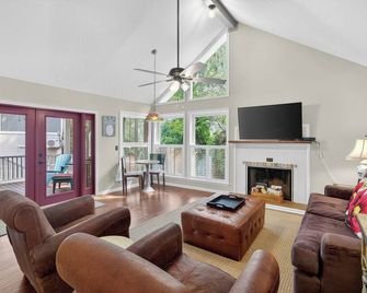 Lake Village 2 by Wild Dunes, with Amenities - Isle of Palms - Huiskamer