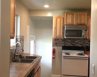 Home away from home. Clean and cozy 3 bedroom, 1 bath in Richland, WA - Richland - Kitchen
