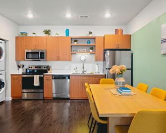 New Shoreline 401 2br Condo Near Downtown And Bay - Traverse City - Kitchen