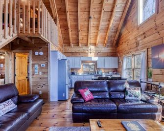 Amazing Sunset View- Hot Tub- Pet Friendly - 3br - Cherry Log - Living room