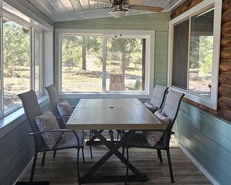 Charming 2-bedroom cabin with WiFi, AC in Williams, AZ nestled on 18 acres - Williams - Dining room