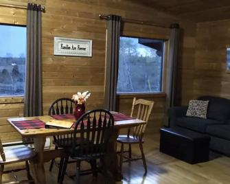 Meadow Lake Guest Ranch - Eagle Suite - Lakeview House - Clinton - Eetruimte