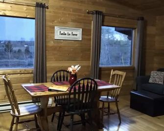 Meadow Lake Guest Ranch - Eagle Suite - Lakeview House - Clinton - Їдальня