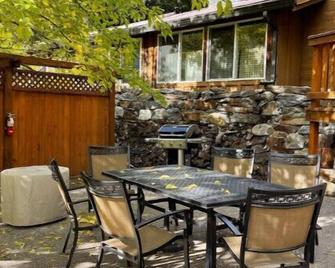 NEW - Retreat at River's Edgebr - El Portal - Patio