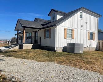 Charming 3-bedroom with hot tub and fiber. 2 mins from every convenience. - Grove - Edificio