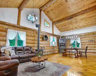 Sugar Grove Log Cabin | Hot Tub + Fire Pit! - Huntingdon - Obývací pokoj