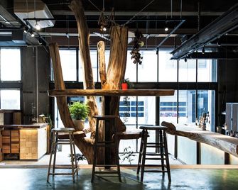 Nui. Hostel & Bar Lounge - Tokio