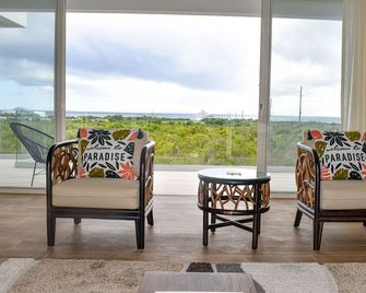 Cove Bay Villa II 'The Penthouse' - Long Bay Village - Sala de estar