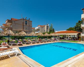 Sunday Hotel - Ialysos - Bể bơi