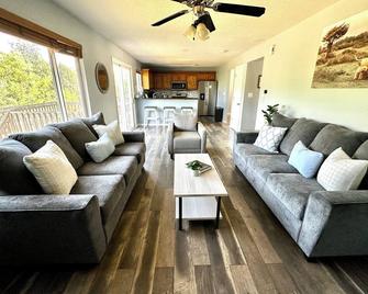 Suburban Oasis with Hot Tub Spa - Urbandale - Living room