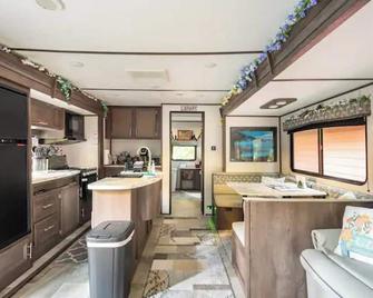Nestle in Santa Cruz Mountains reconnect with nature. Exp. glamorous camping! - Los Gatos - Cocina